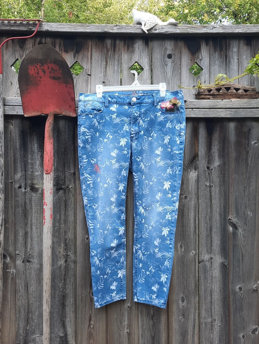 LOVE&LEGEND Blue Jeans with White Floral Pattern, 75% Cotton